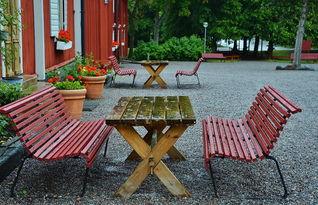 公园长凳吃瓜,共享瓜果乐