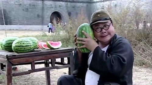 老头吃瓜不给钱,引发社会热议